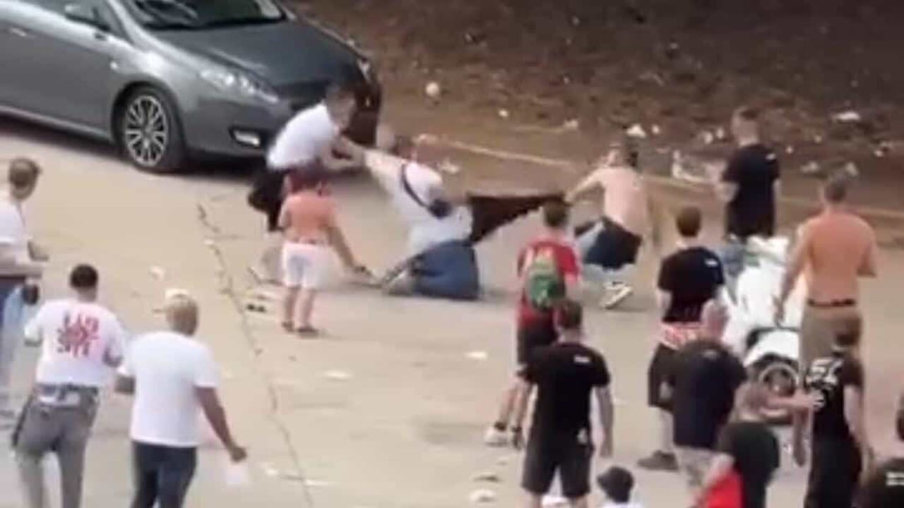Violenta rissa allo Stadio San Nicola: tre arresti. C'è anche l'uomo picchiato davanti al figlio. Video