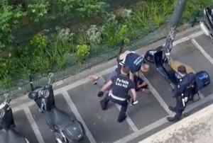 Donna presa a manganellate, identificati e indagati i tre vigili. Le accuse nei loro confronti. Video