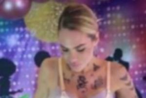 Nuda e tatuata come Achille Lauro: Ilary Blasi si presenta così alla festa