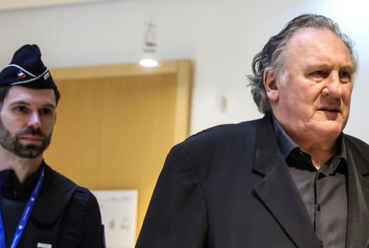 “Toccata e insultata con parole oscene”: inizia il processo a Gérard Depardieu. Fanny Ardant in prima fila