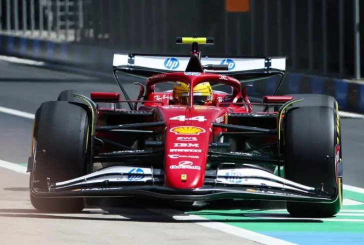 Hamilton vola in Cina nelle qualifiche sprint: pole davanti a Verstappen