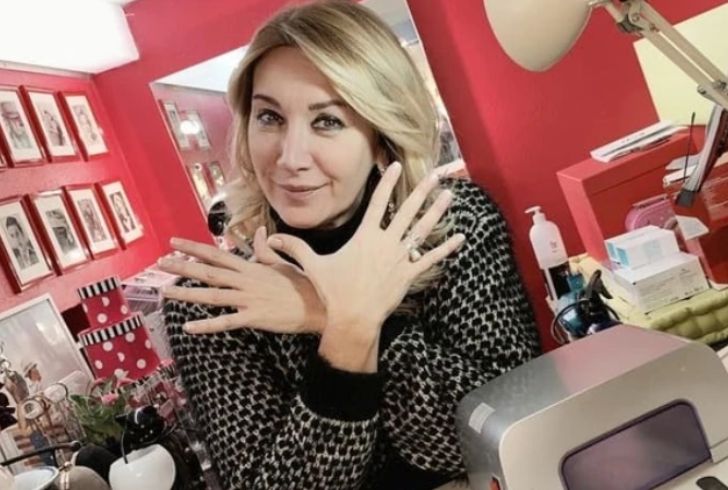 Simona Tagli dice addio alla castità dopo quasi 20 anni e annuncia: “A maggio mi sposo”