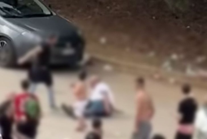 Tifoso picchiato davanti al figlio piccolo durante la protesta dei tifosi del Bari. Il video